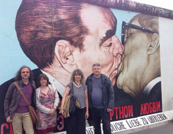 Pred berlínskou stenou zľava Petar Čuchov, Dimana Ivanová, Amelia Ličeva, Ivan Christov
